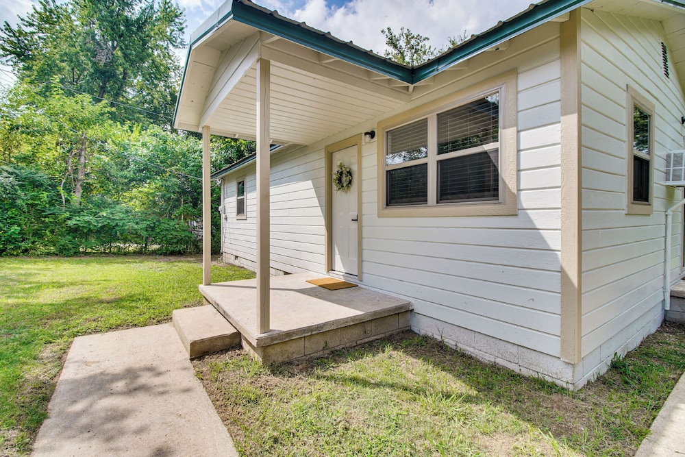 < 1 Mi to Cherokee Casino Sallisaw! Home Near I-40