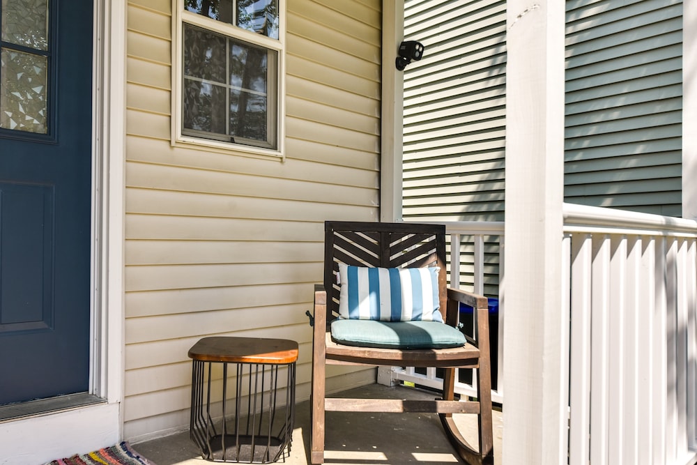 Cozy Iowa City Home ~ 2 Mi to Kinnick Stadium! view 3