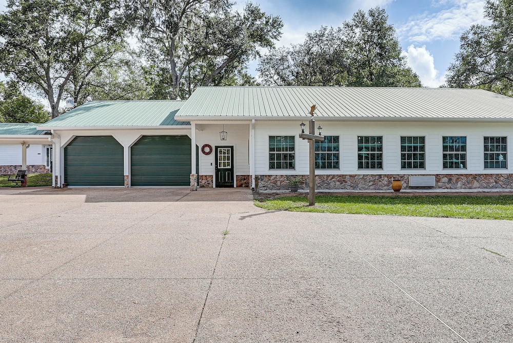 Pet the Sheep! Rural & Spacious Polk City Retreat
