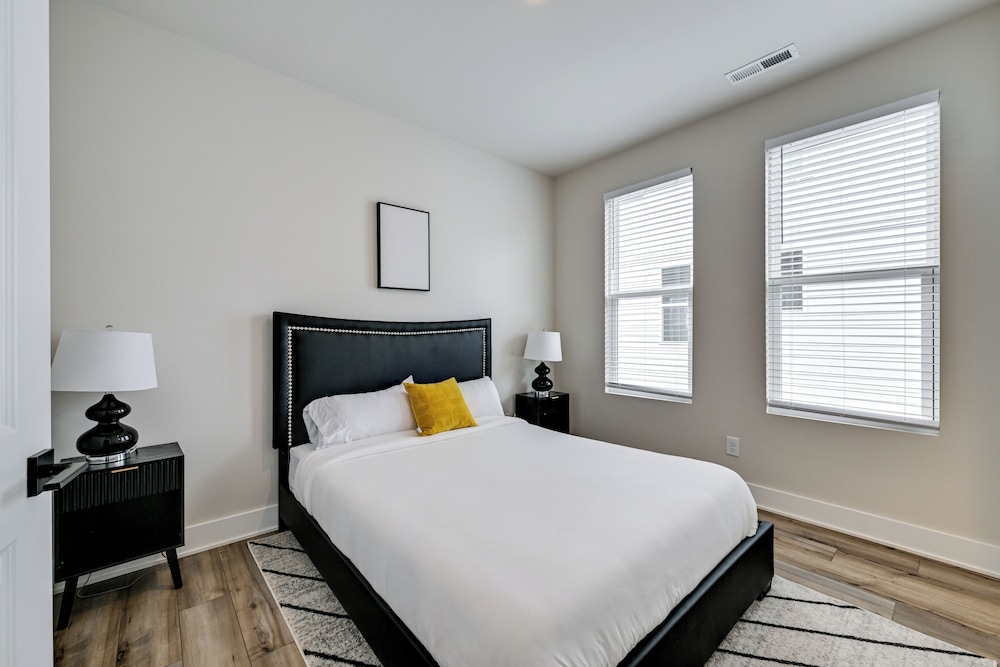 2 Mi to Uptown Charlotte: Family Townhome!