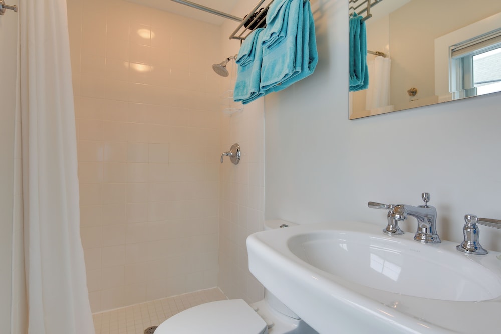 Walk to Beach: Gem w/ Patio & BBQ in Provincetown