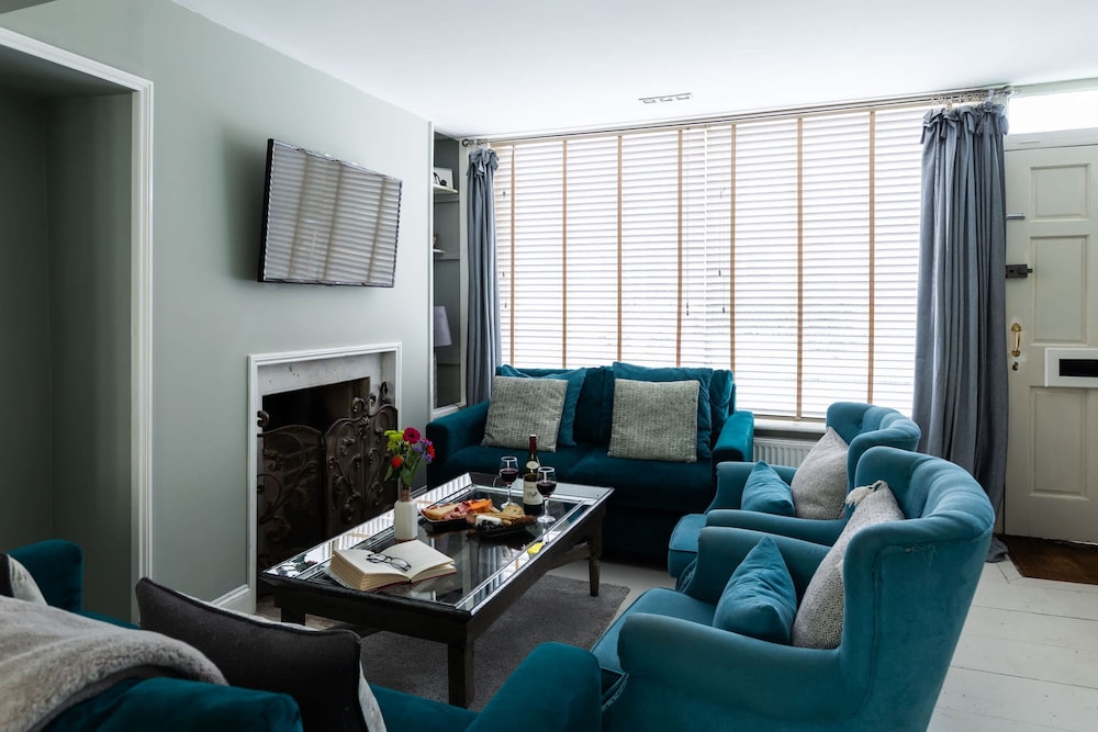 Stylish 4-bedroom Townhouse in the Heart of Bath