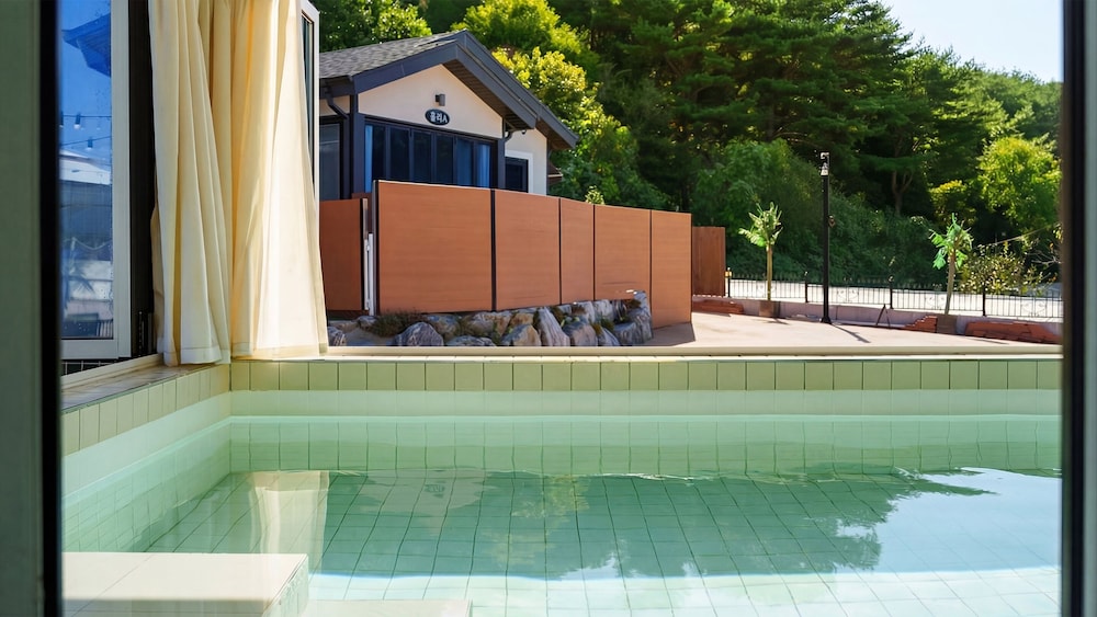 Taean Holy Dog Pool Villa