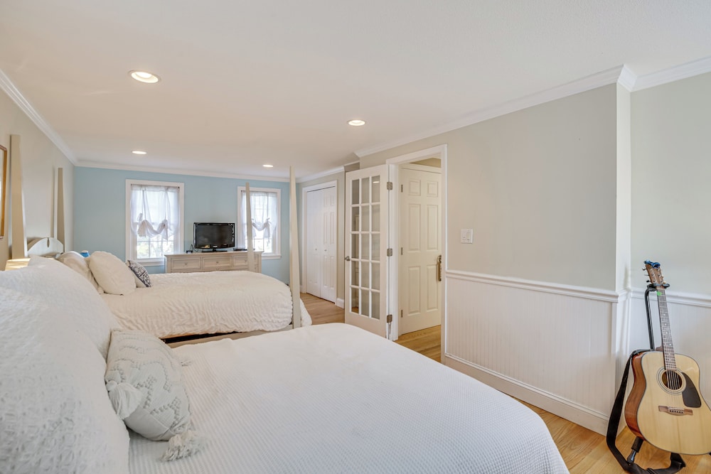 Coastal Retreat w/ Large Yard < 1 Mi to Dtwn Saco!