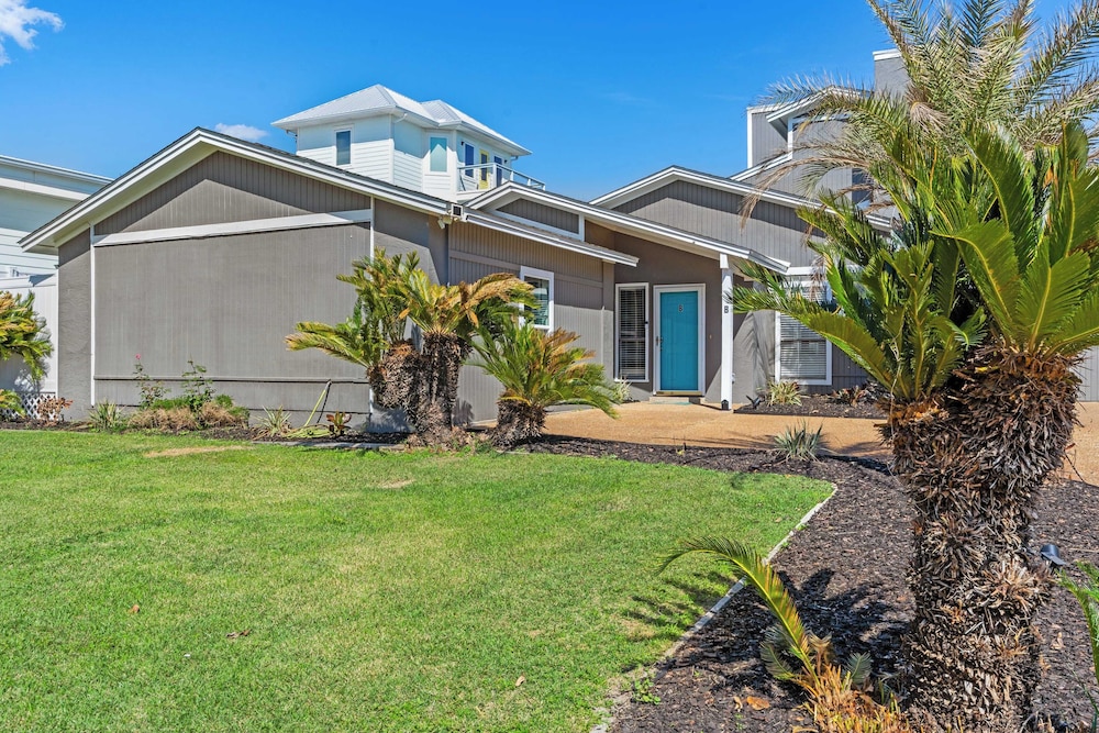 Spacious 3BR w/ Tiki Bar + Shared Pool Walk to Beach, Near 30A & Pier Park
