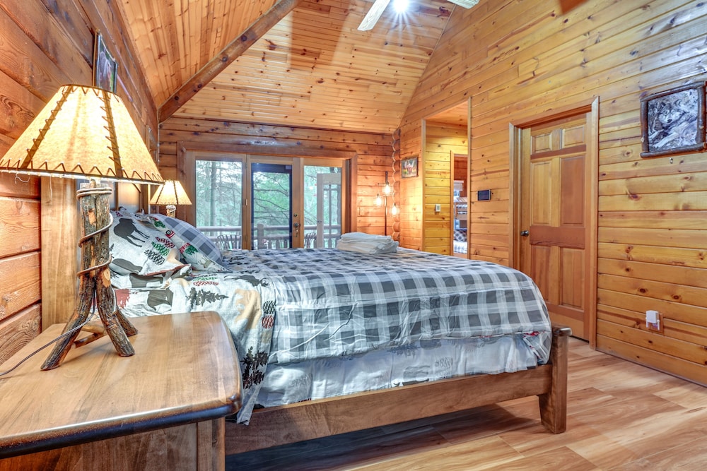 Magical Metamora Cottage w/ Fire Pit, Pond, Deck! view 4