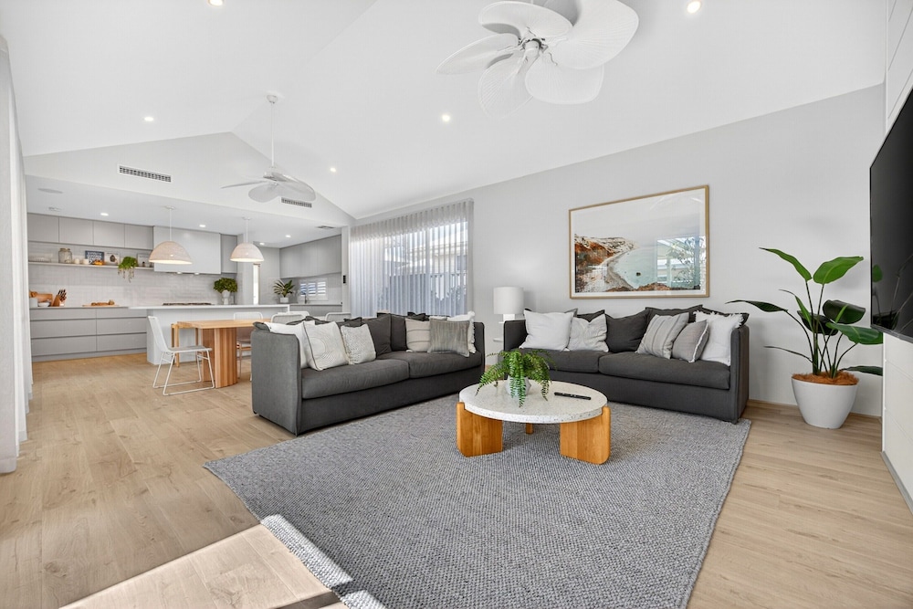 Coastal Luxe 4-bed House in Madora Bay