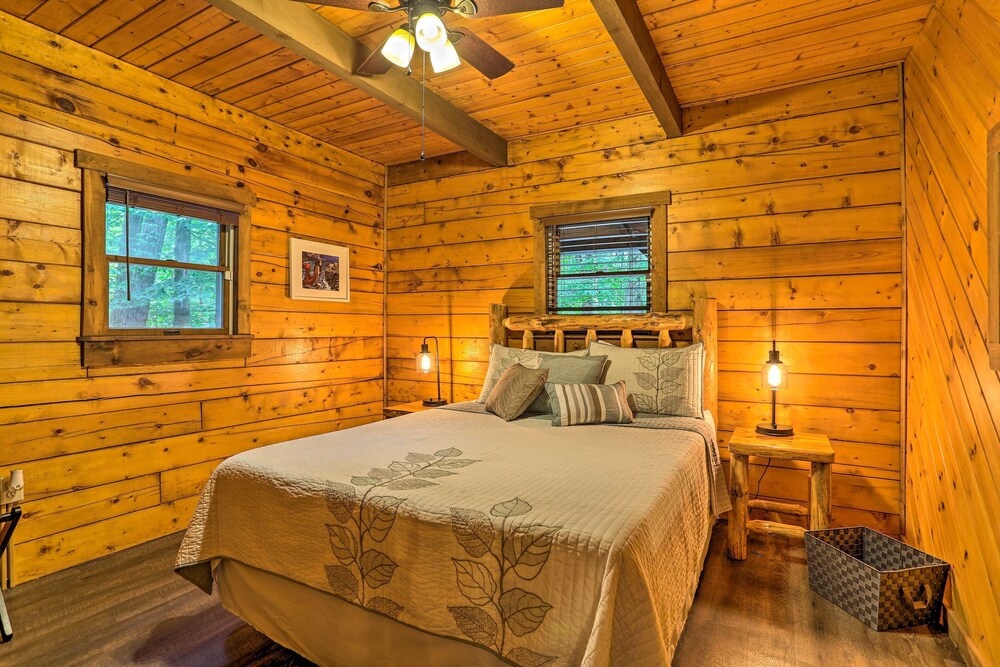 Pocono Log Cabin: Fireplace, Fire Pits & Amenities view 5