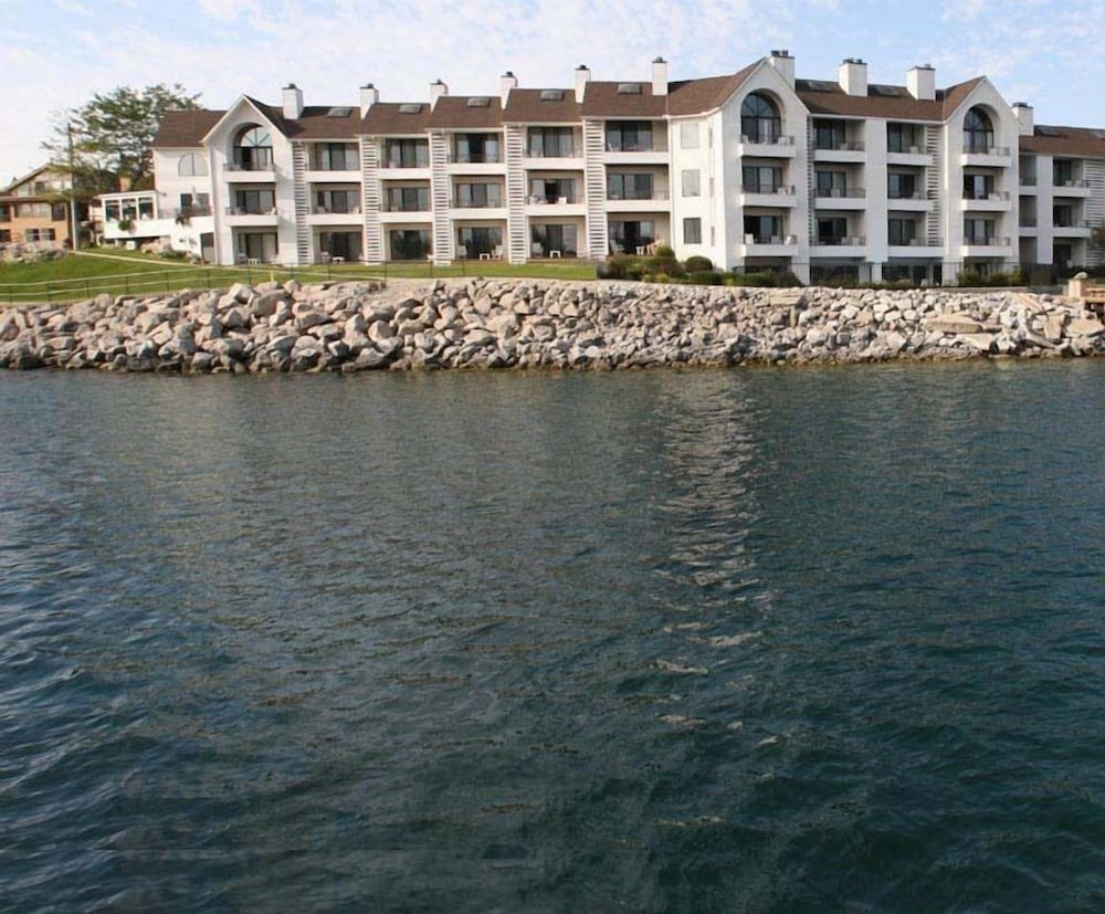 Hotel Edgewater Inn- Charlevoix - Image 1