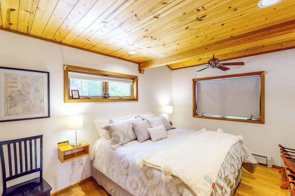 3BR Home w/ Private Hot Tub, Kayaks & Lake Views