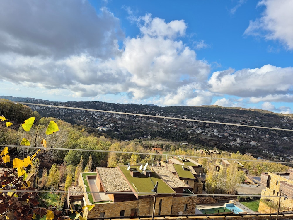Redrock 1 br chalet faqra . Faraya