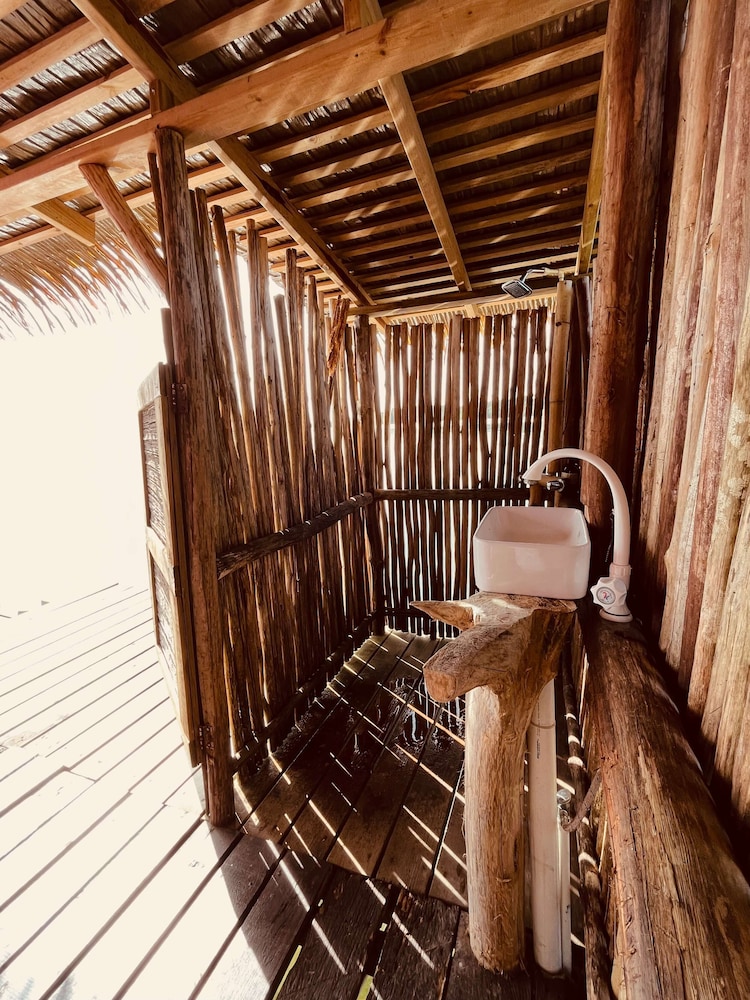 Urraca Monkey Island Eco Resort