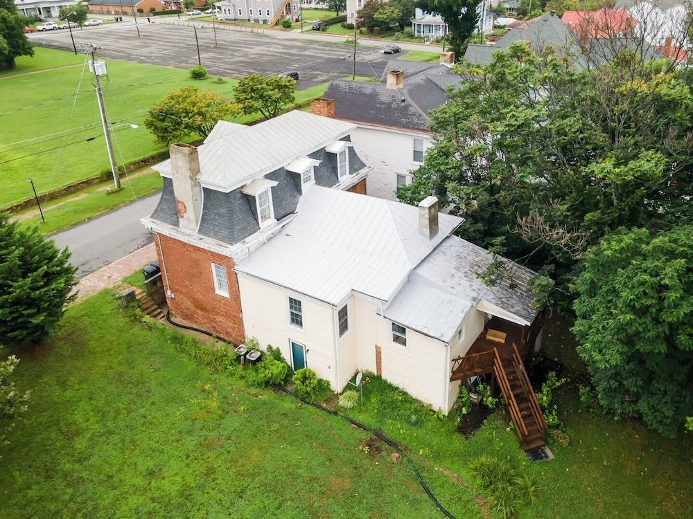 Central 4BR Historic Gem Near Colleges