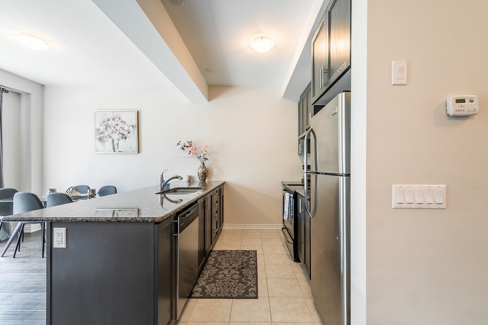 Modern 3BR 2BA Townhome in Lakeshore