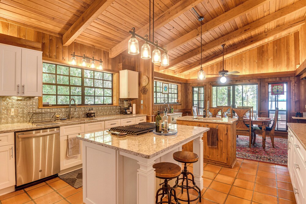 Little Lake George Hideaway w/ Furnished Boathouse