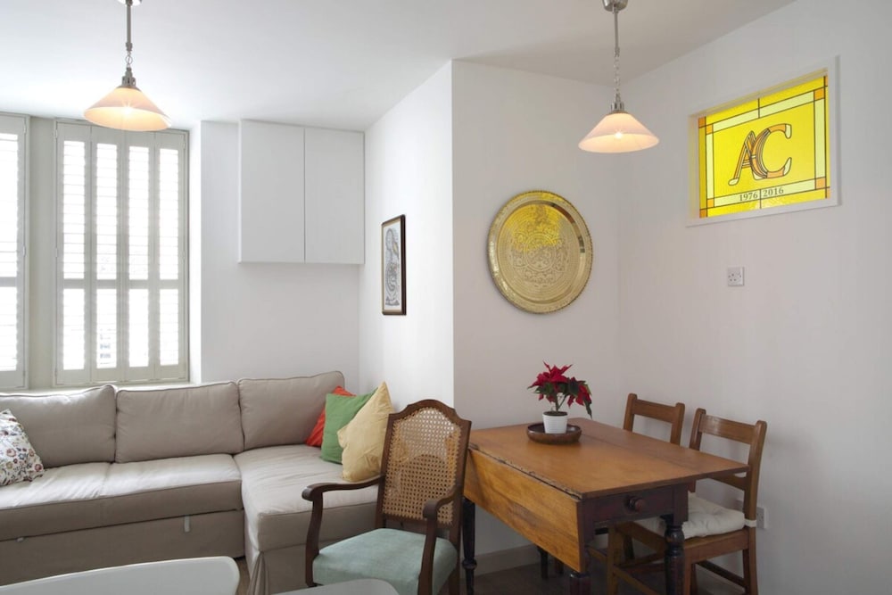Quiet Ground Floor Mews Flat and Parking