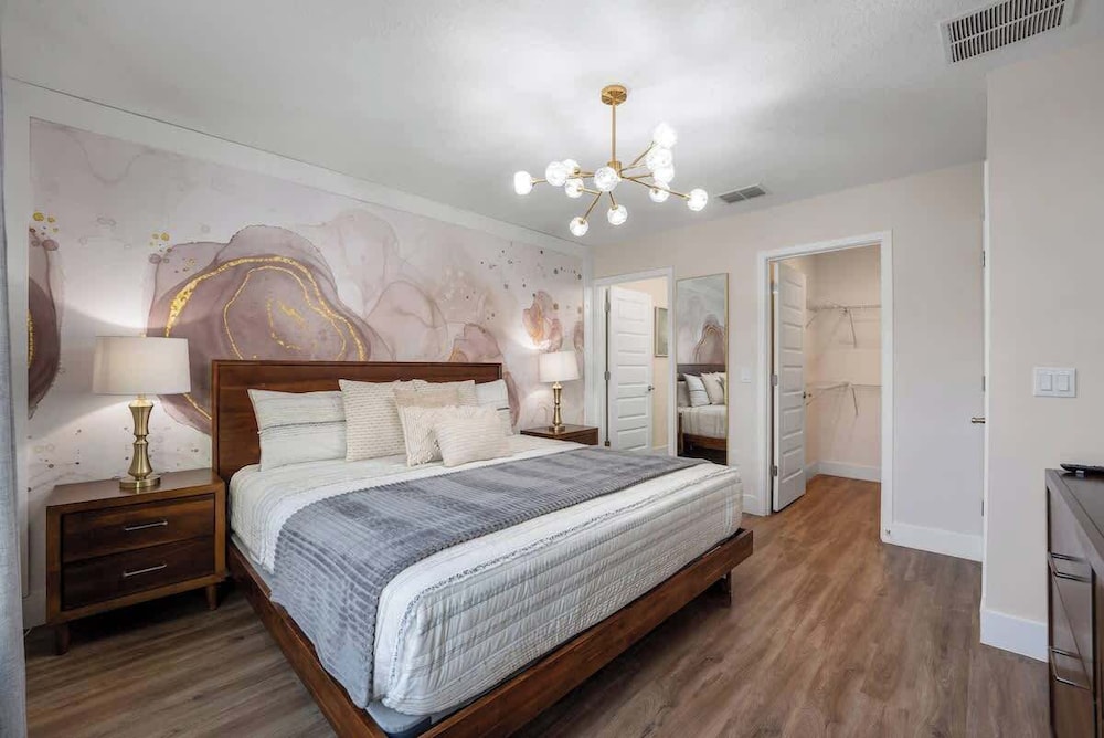 Beautiful 4BR Home w/ Modern Design