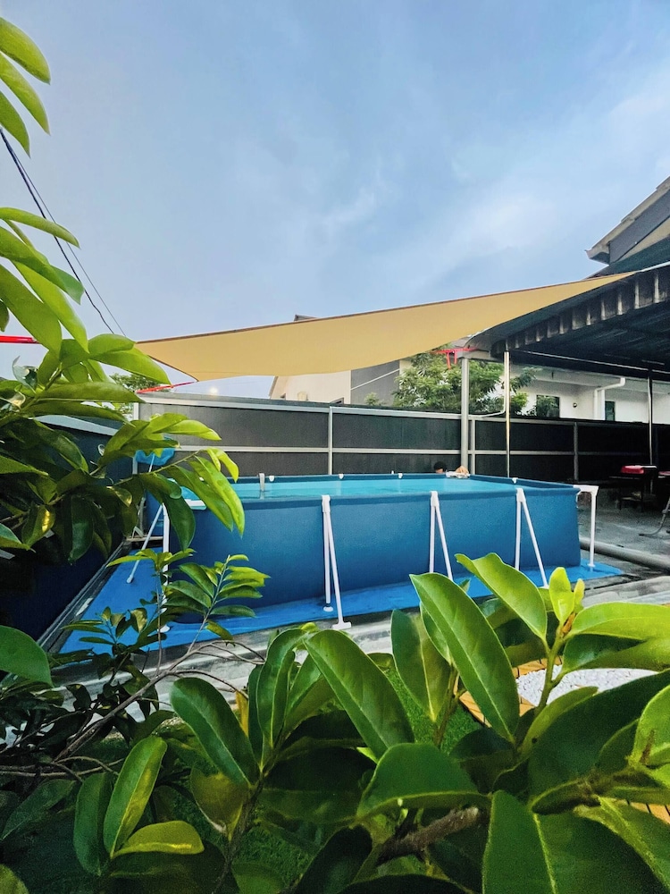 Spacious Family Homestay in Durian Tunggal With Private Pool