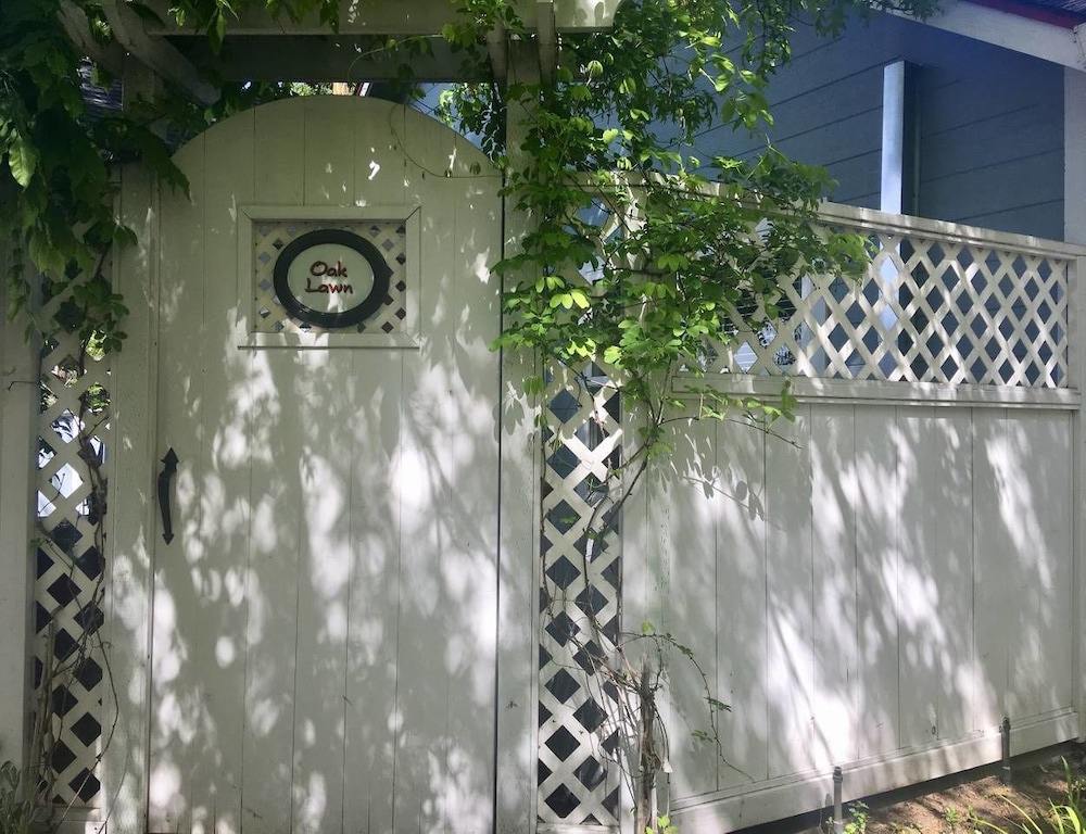 Ashland Vacations - Oak Lawn Cottage  1.5 Blocks to OSF - Property Image 12
