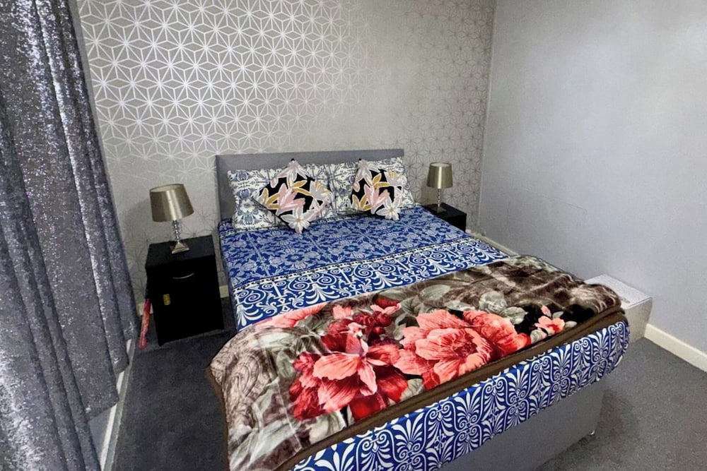 2 Bedroom Apartment - Sleeps 4, Free Parking, Wifi