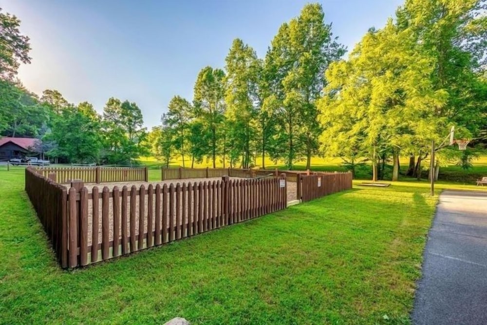 Hillbilly Hideaway 4 Bedroom Cabin