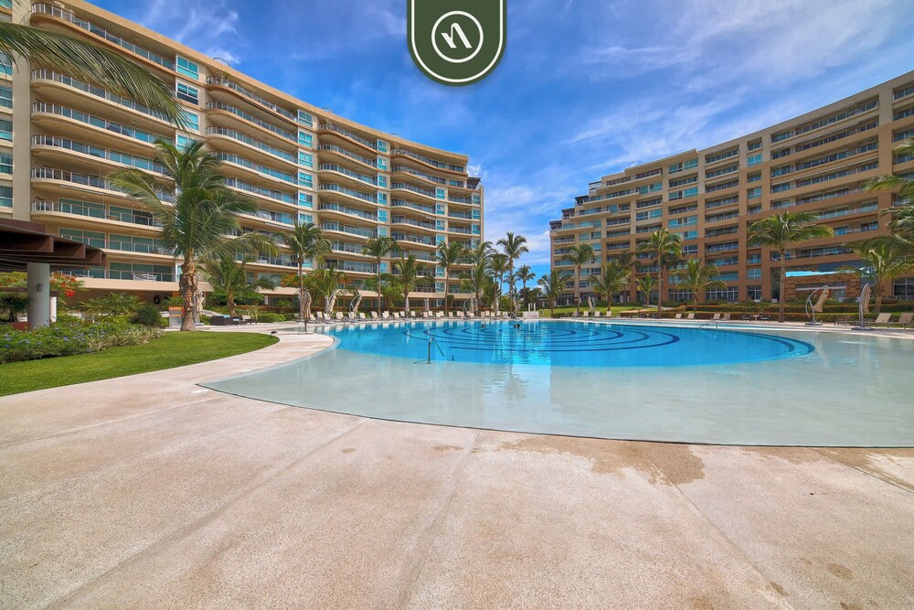 Luxury 4 BR Condo - Private Beachfront Deck With Pool