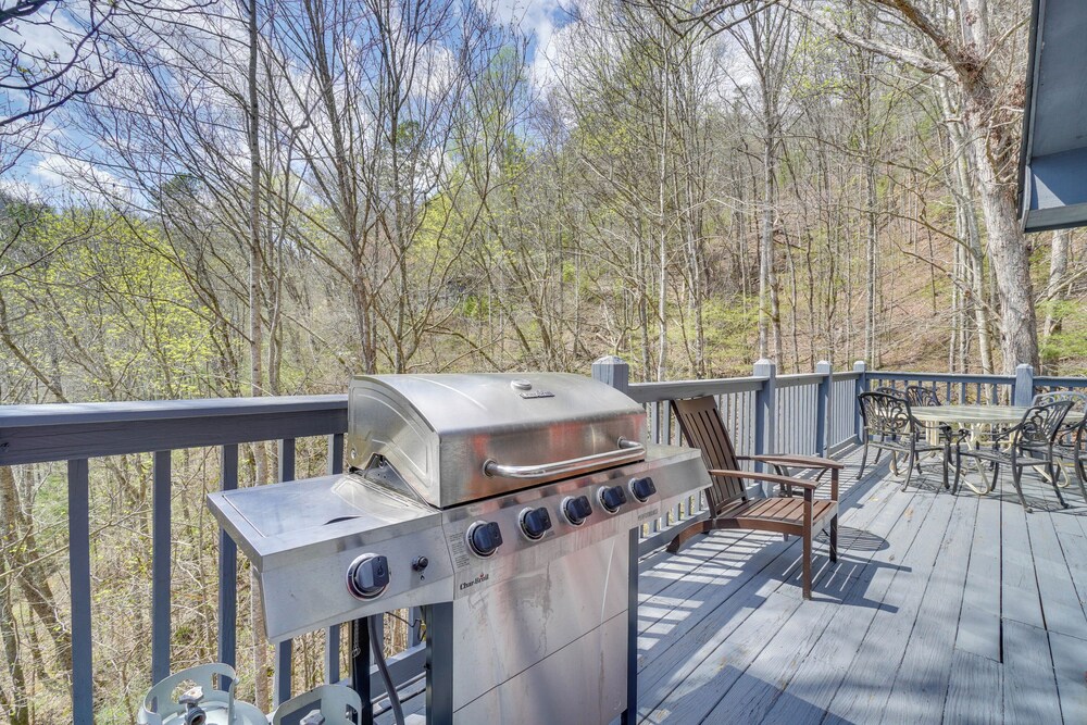 Resort Cabin With Private Hot Tub!