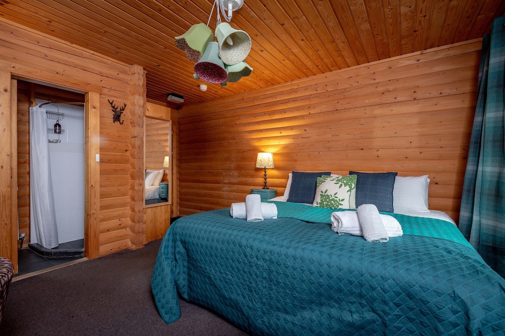 Redlands Country Lodge Log Cabin Apartments & WeeBothy view 2