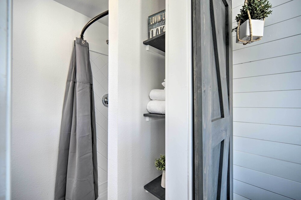 Modern Studio w/ Mtn Views & Lake On-site!
