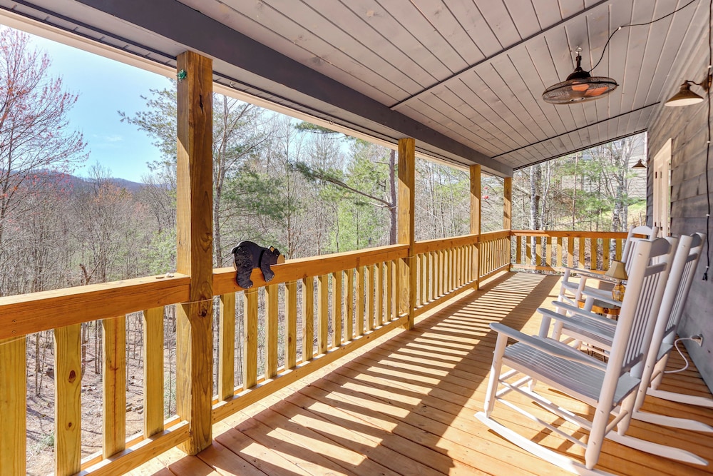 Couple's Retreat: Mtn-view Cabin in Blue Ridge!