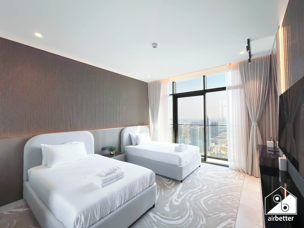 Luxurious 3BR Canal View Apartment Pool + Gym