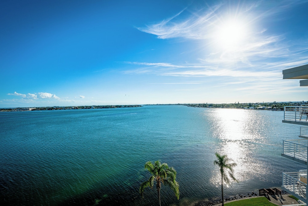 Bahia Vista 17-881 by Distinctive Beach Rentals