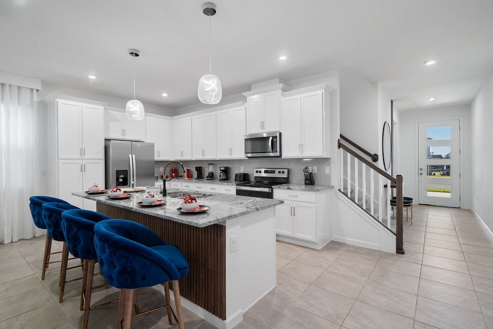 Chic 6 Bedroom Solara Home Pool and Themed Rooms