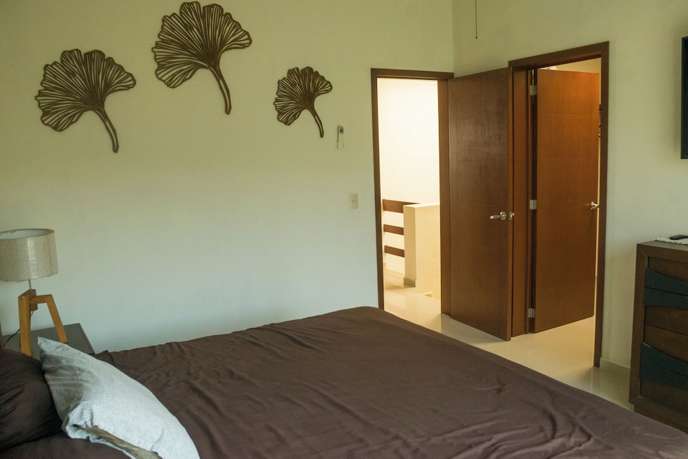 Tropical Getaway in Flamingos near Beach
