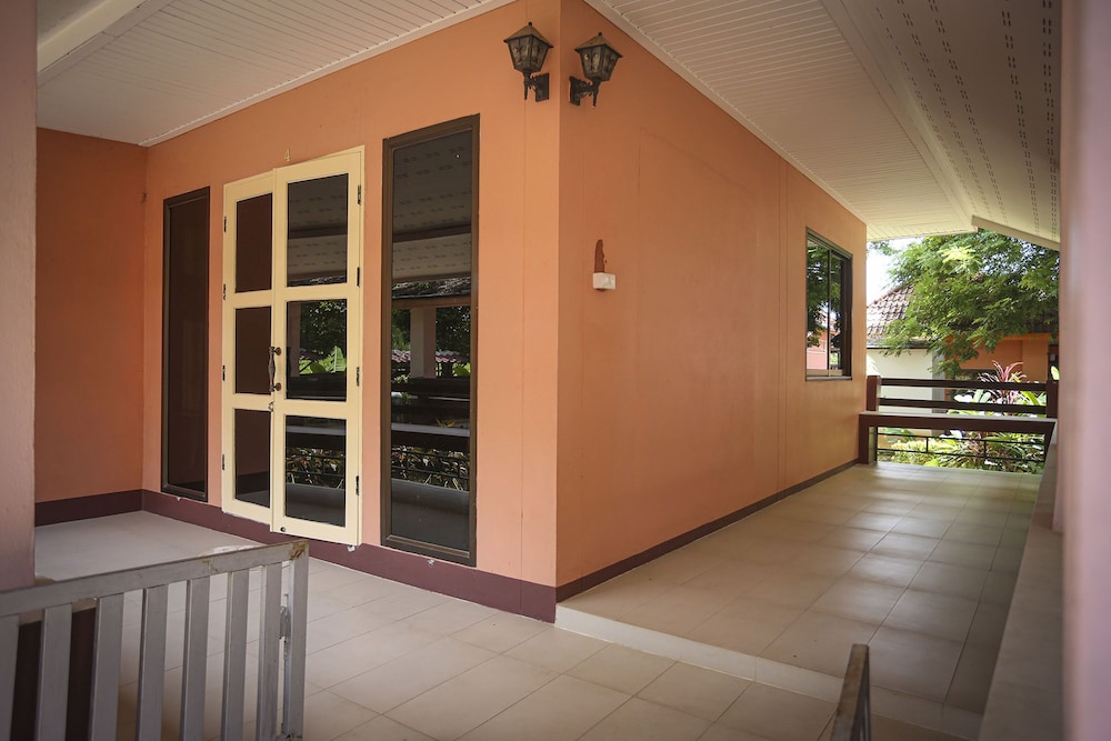 Phalaburi Resort by dreamhouse