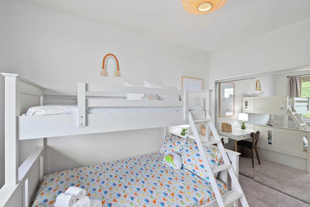 Sleeps 16, 2 Homes Ocean Views, Shared Pool + Gym, Near the Beach Avantstay