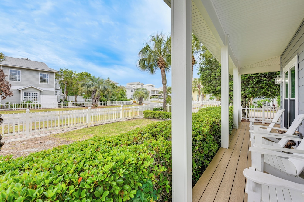 Grand Destin Getaway - Walk a Block to the Beach!