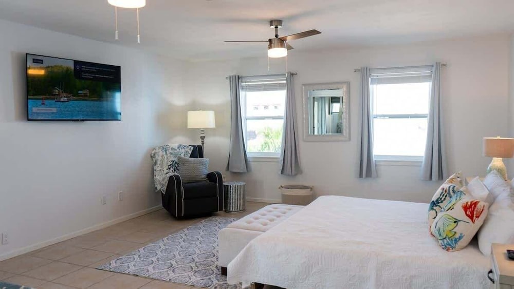 Fun Retro Island Vibe Sleeps 17 Beach 1 Block 4 Bedroom Home
