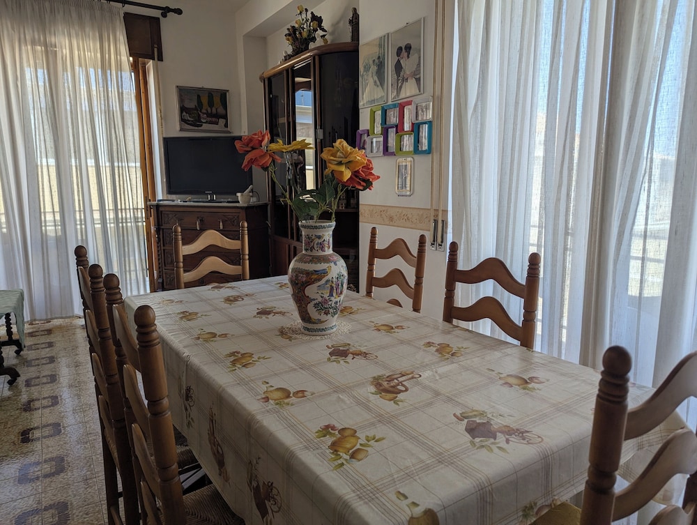 Sicilian Apt in Donnalucata-sleeps 4- 2 Min Beach