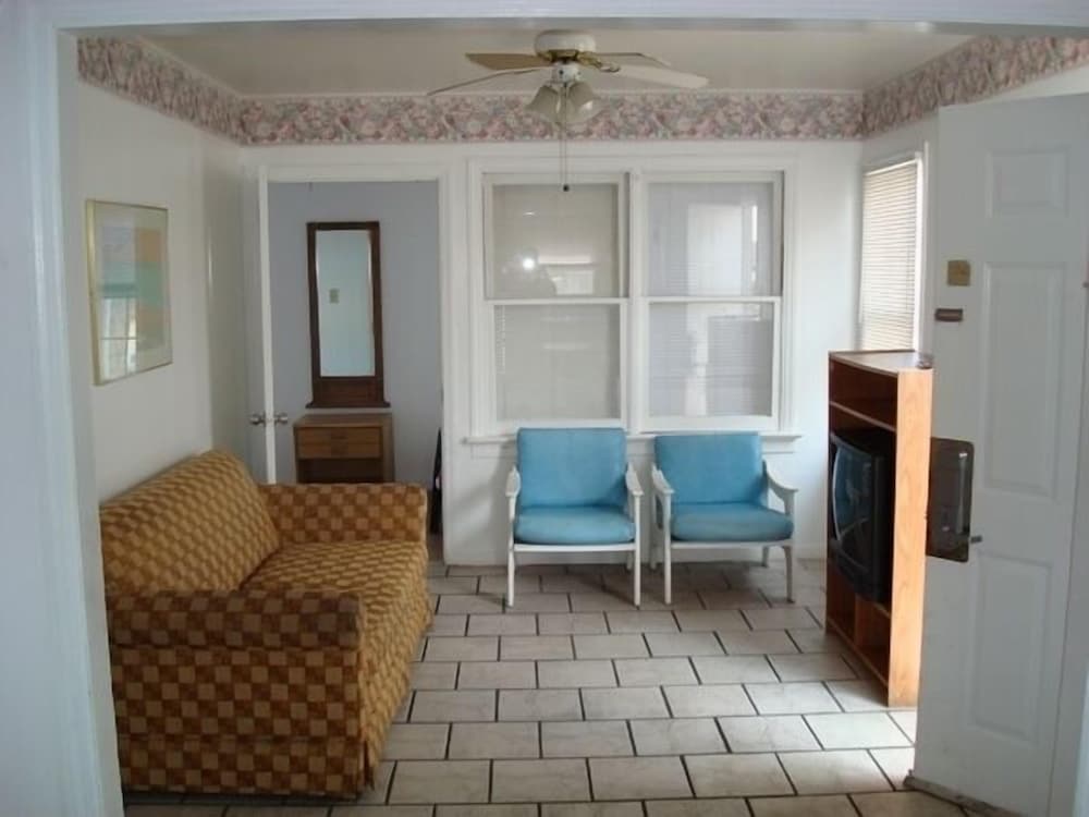 Four Winds Motel