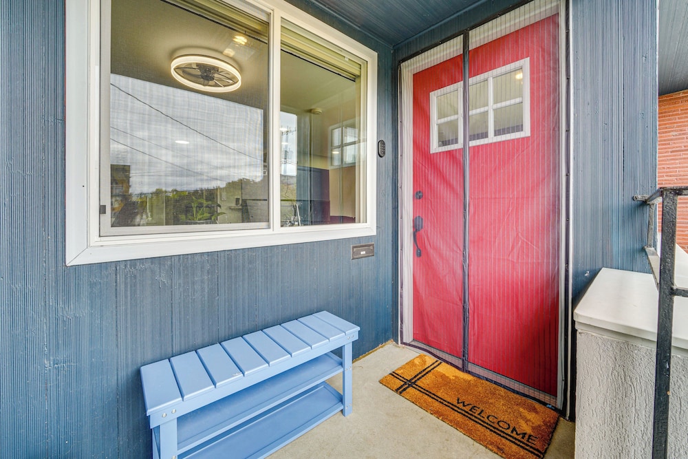2 Blocks to Beach Park: Cozy Seattle Townhome