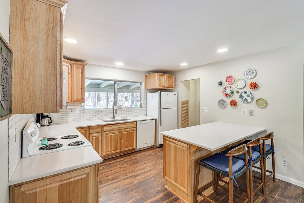 Spacious Decks: Family Pinetop Country Club Home