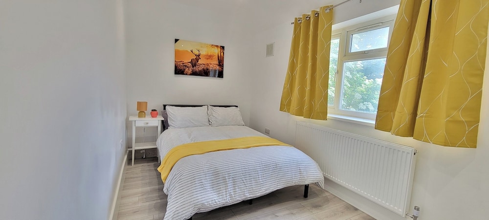 Dagenham - House - Sleeps 4 - Garden - City Centre