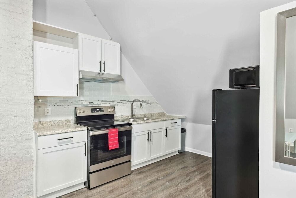 Chic Haven Stylish 2BR Oasis in Lansing detroit