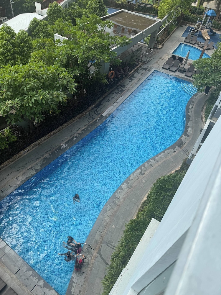 Modern & Spacious 2BR 68 sqm Condo in Manhattan Heights Pool View