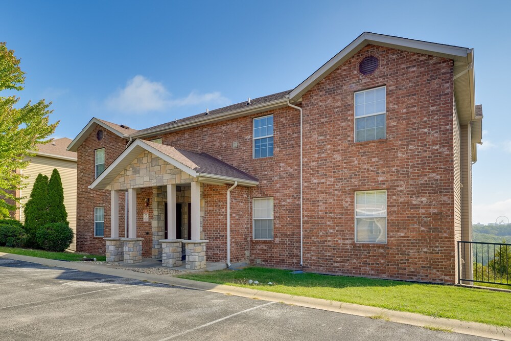 Branson Condo w/ Balcony, Strip & Mountain Views!
