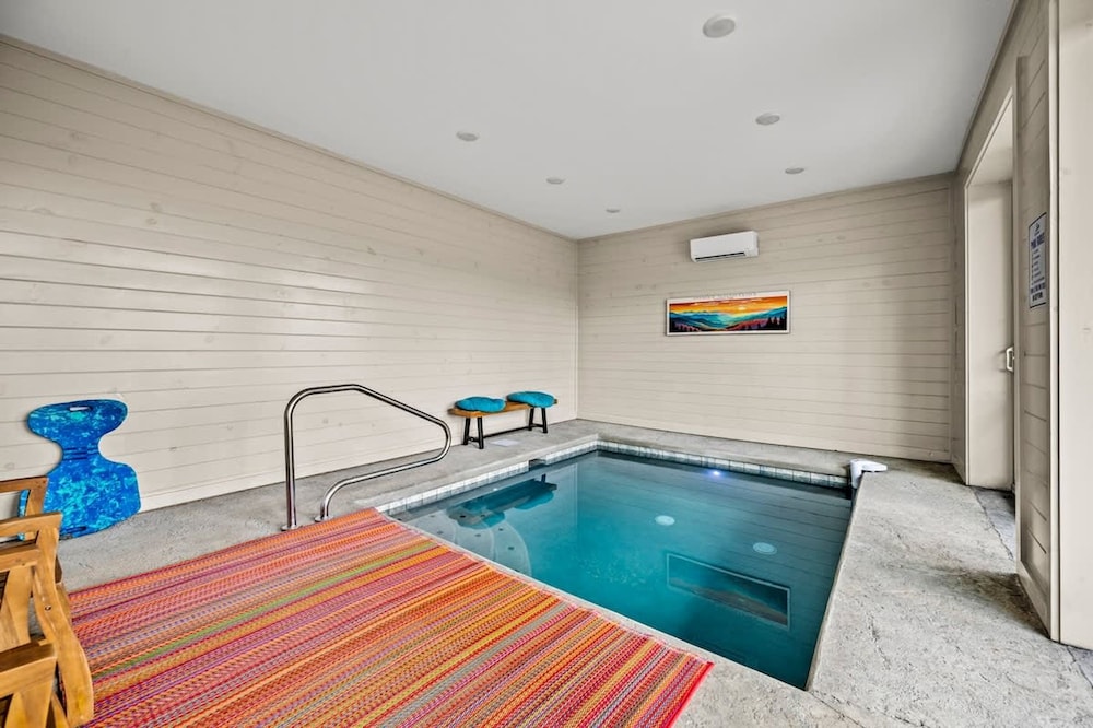 NEW Lake View Indoor Pool Sleeps 14 Hot Tub
