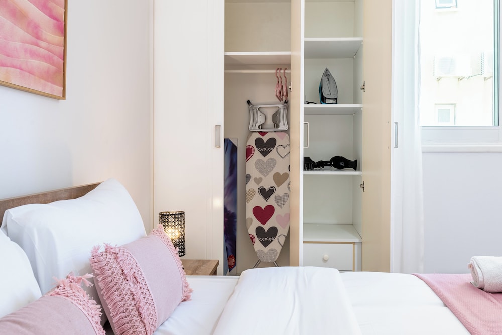 Olympus Stylish 2-BR Apt in Larnaca