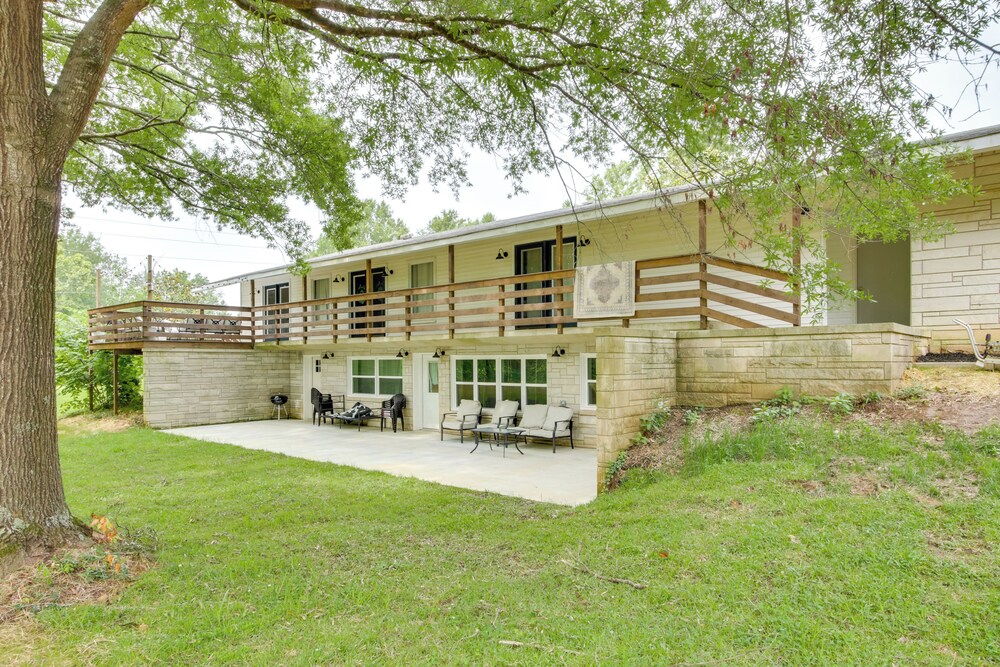 7 Mi to Tennessee River: Home w/ Patio in Florence