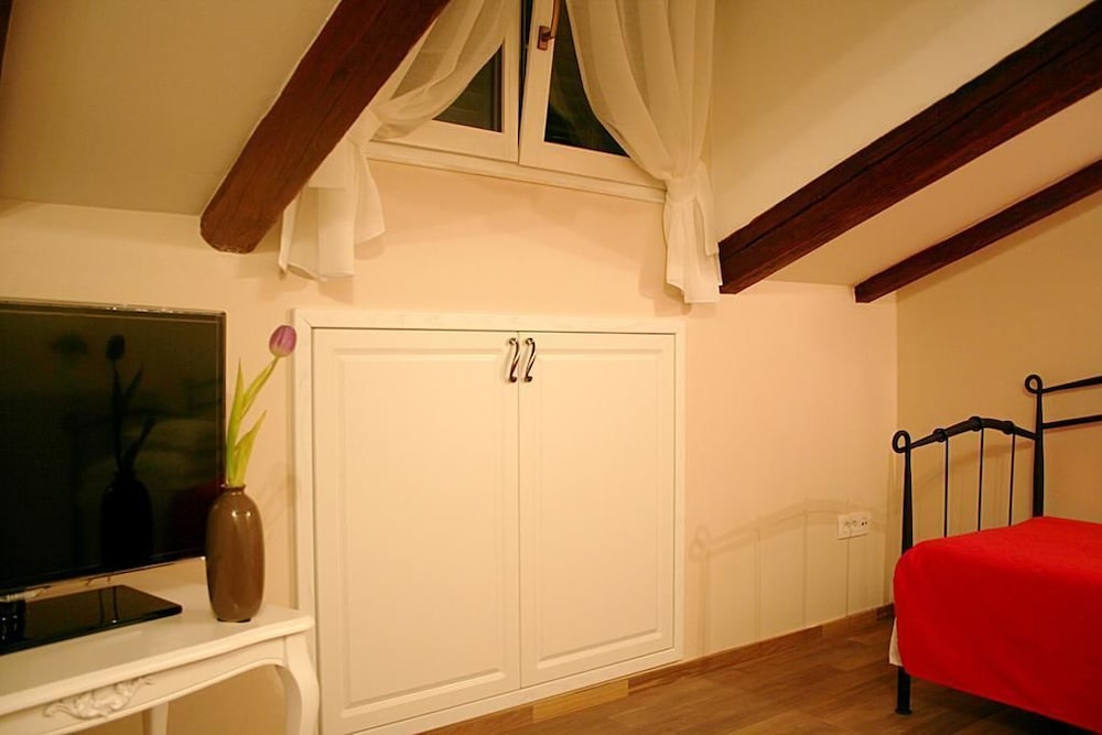 Banica Apartments & Rooms